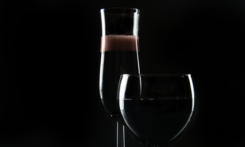 Wijn- en champagneglas in het donker